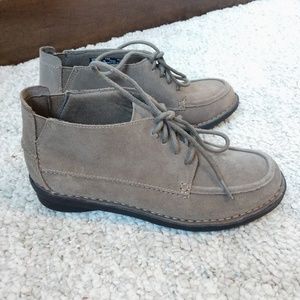 NWOT!!Clarks Bendables Suede Nikki Lace Up boots